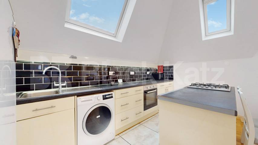 Modern & Spacious 1 bedroom property with communal Terrace Myddleton Road, Bounds Green
